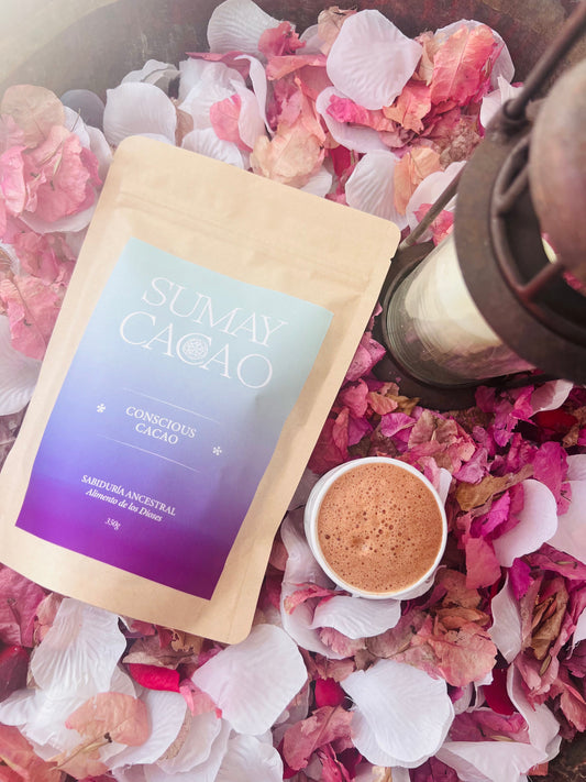Paquete Conscious Cacao con taza de cacao y fondo pétalos de flores