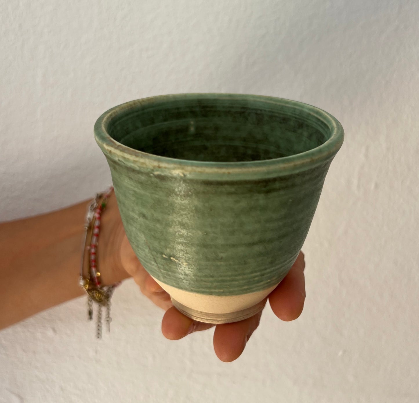 Taza artesanal “Textura” de cerámica hecha a mano – vista lateral