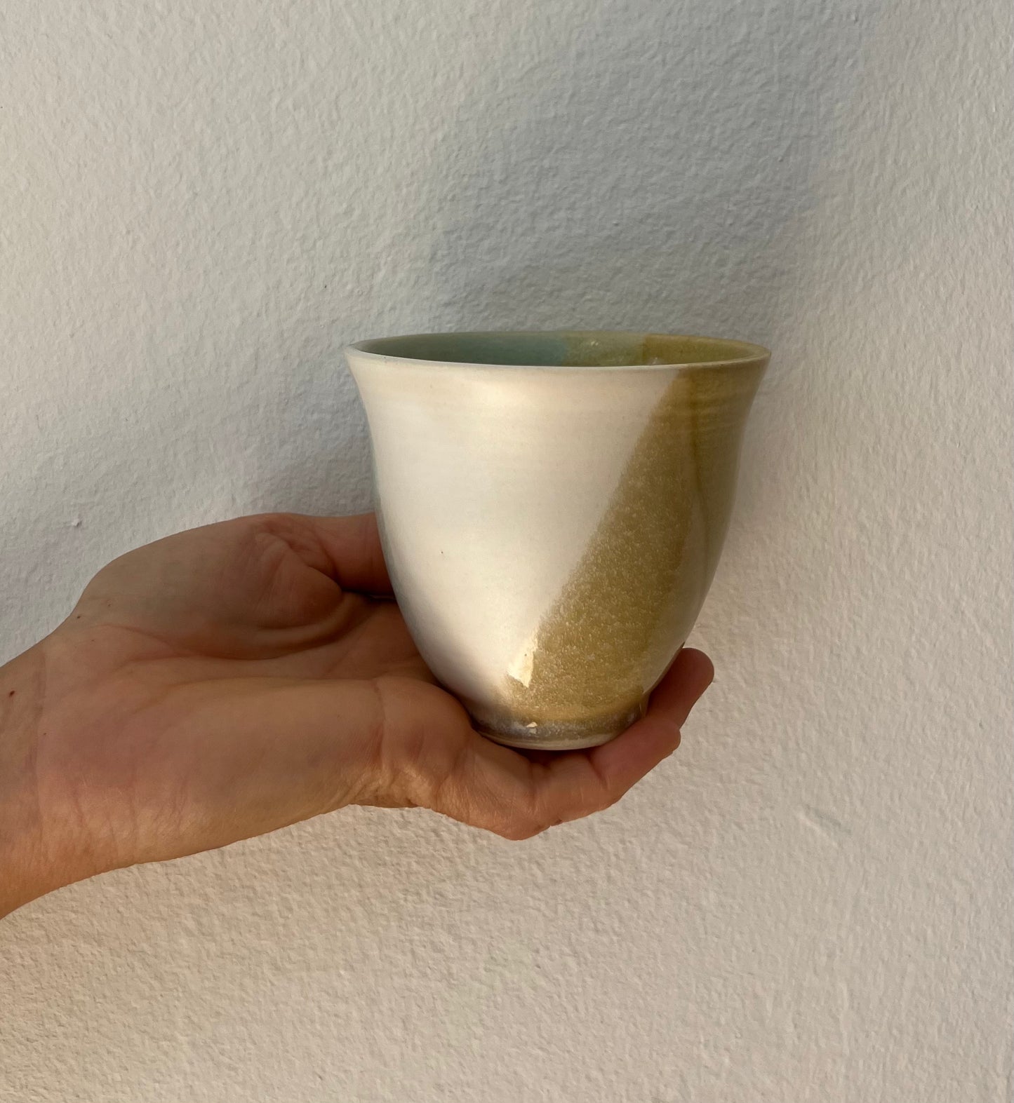 Taza artesanal “Tricolor” con esmalte beige – cerámica hecha a mano