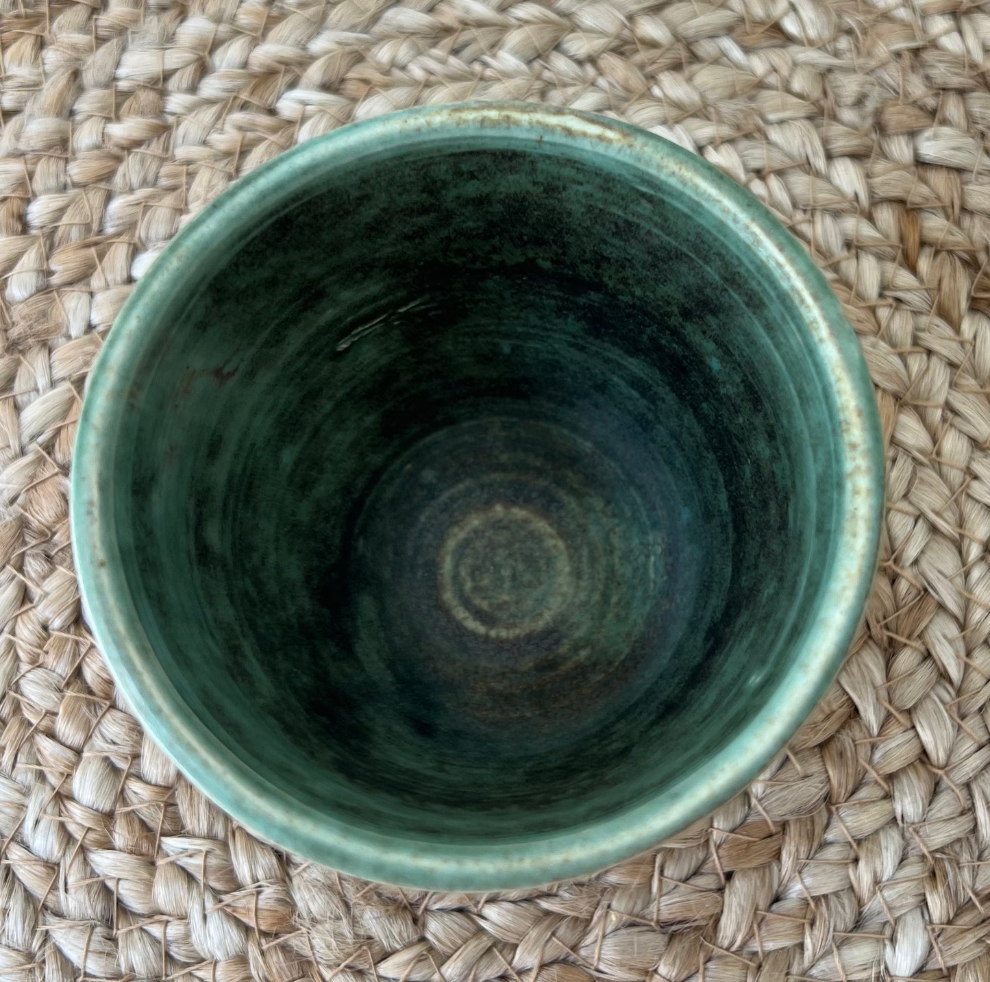 Detalle interior de la taza “Textura” con esmalte artesanal opaco