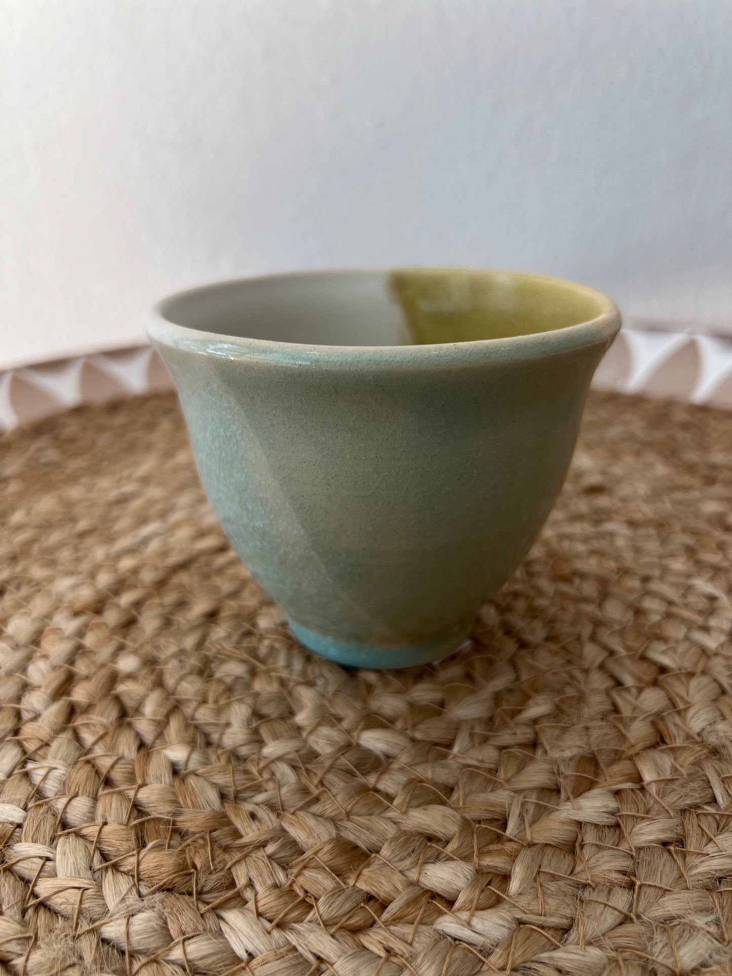 Taza “Tricolor” con lateral celeste – cerámica decorada artesanalmente