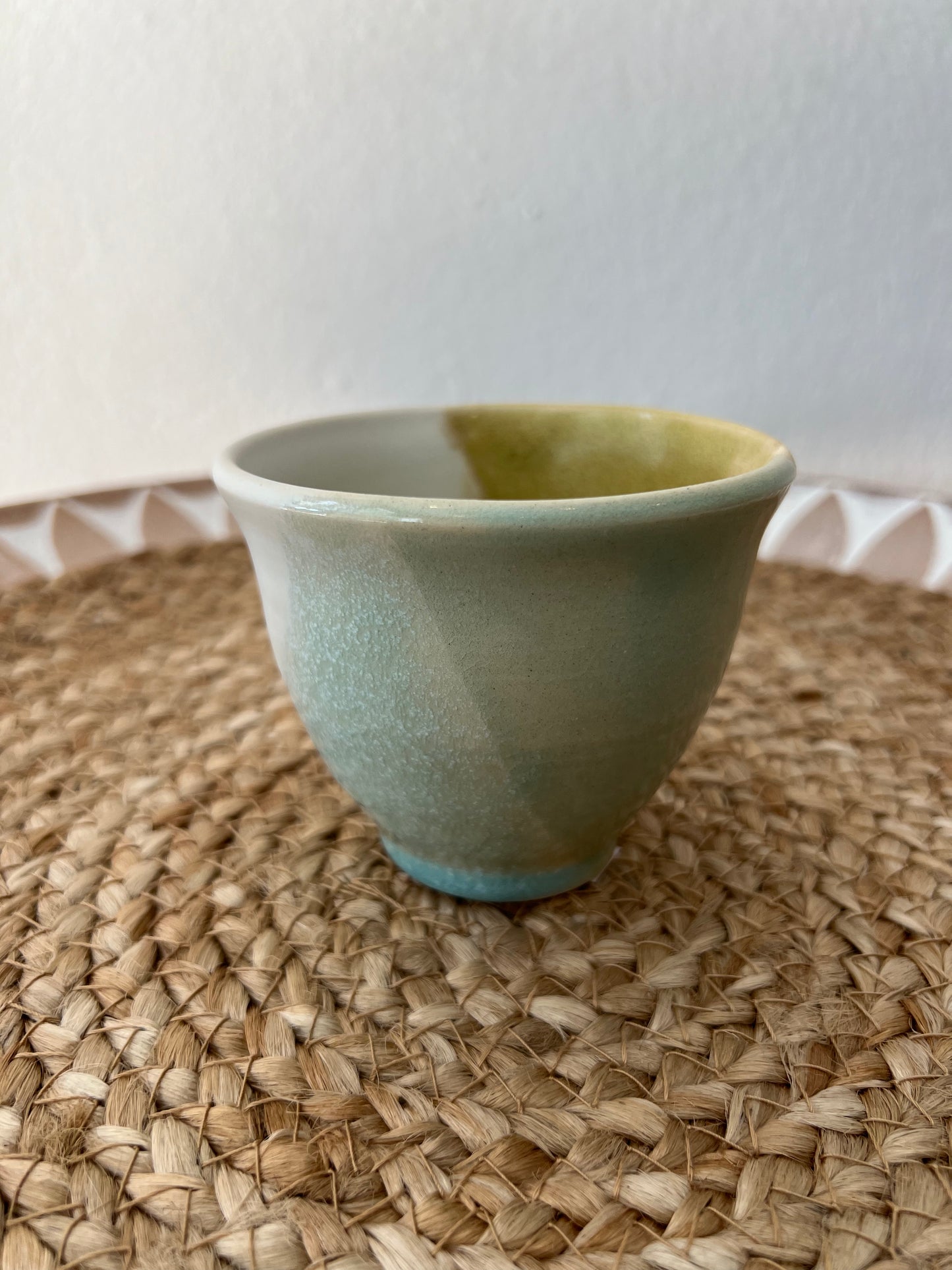 Taza “Tricolor” con lateral celeste, blanco – cerámica decorada artesanalmente