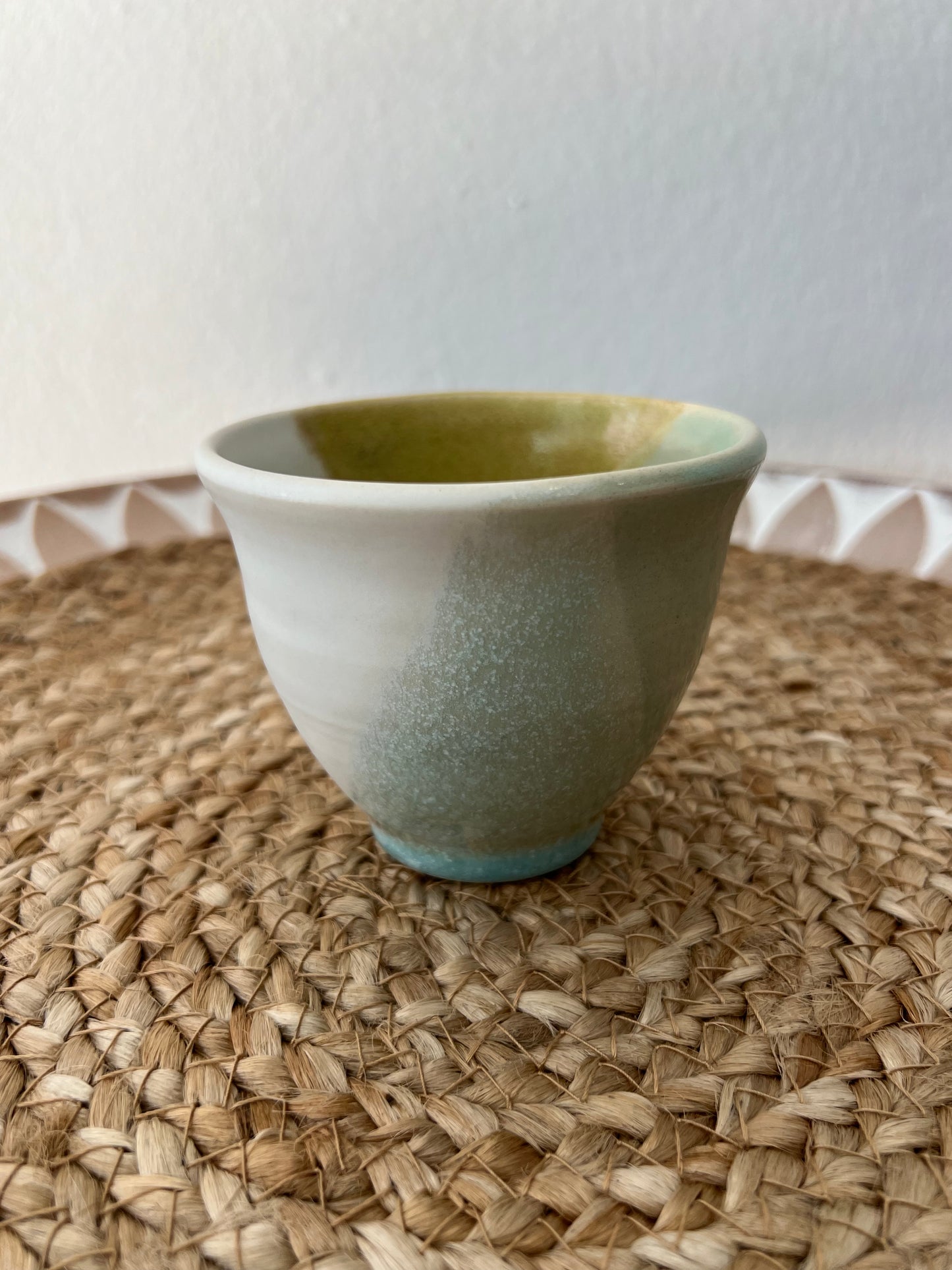 Vista del lateral 3 colores de la taza “Tricolor” – diseño exclusivo de Isa Boyd