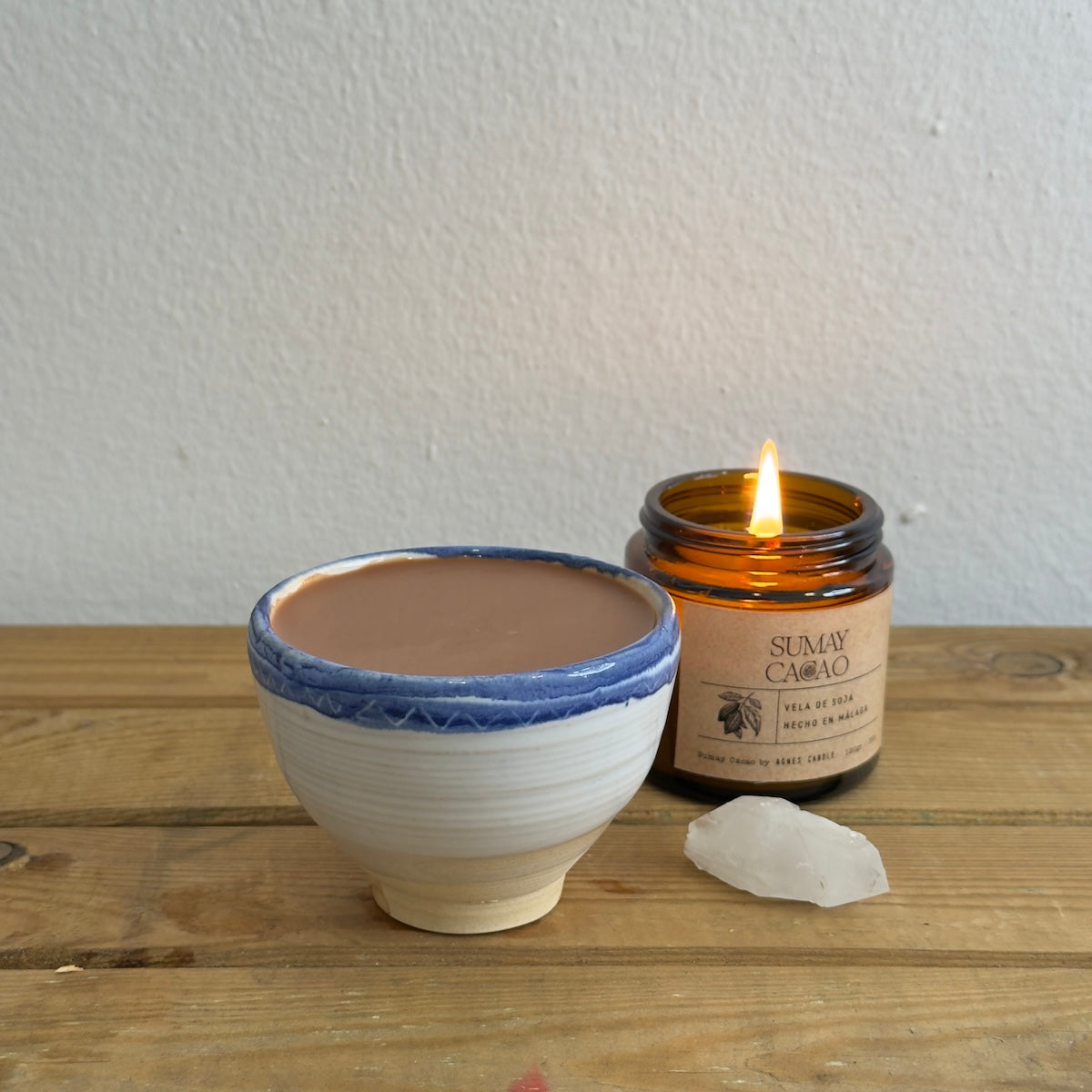 Taza de cerámica artesanal ideal para ceremonias de Cacao, con velita y cuarzo.