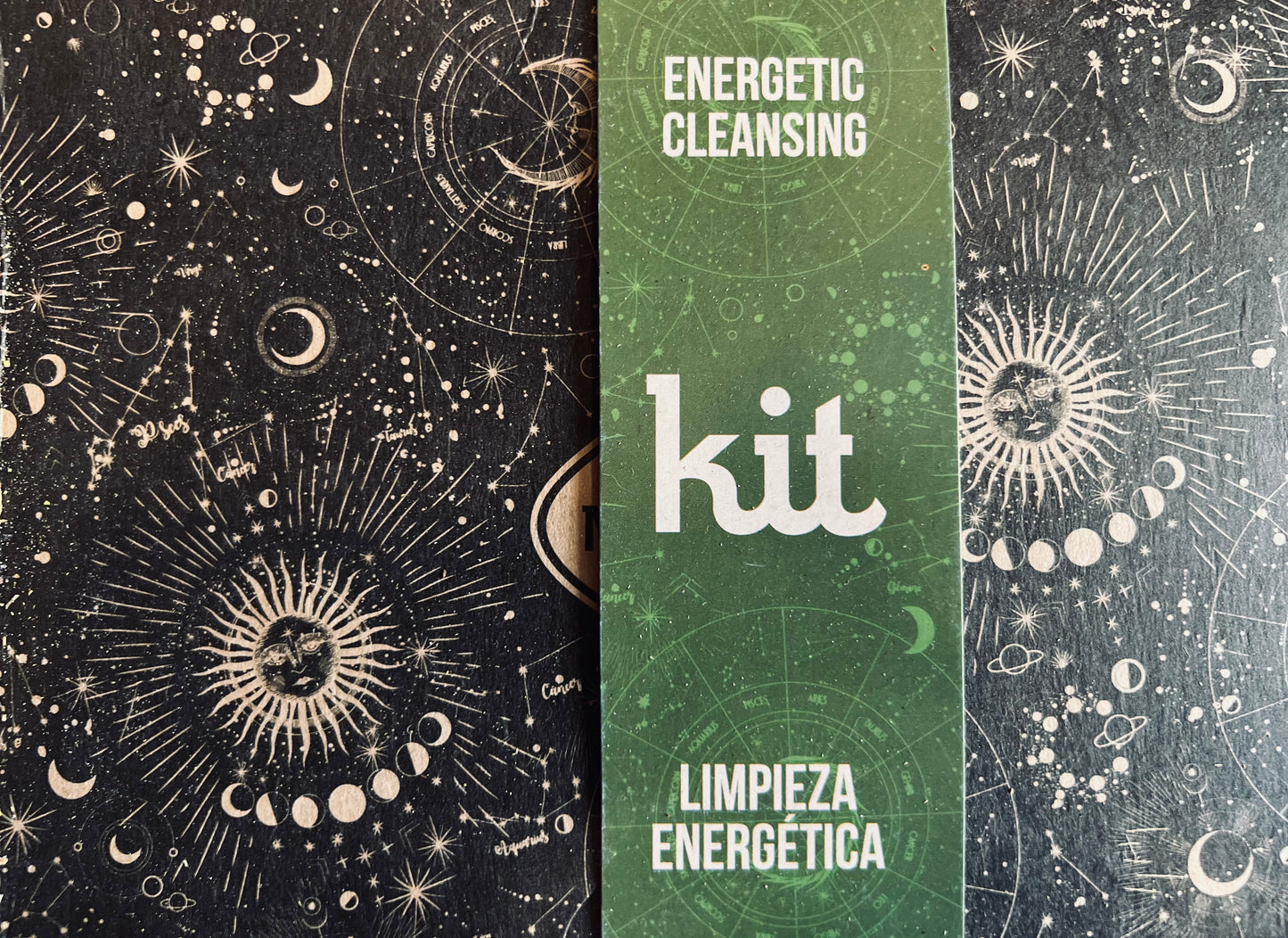 Presentación frontal del kit con todos los elementos en disposición ritual