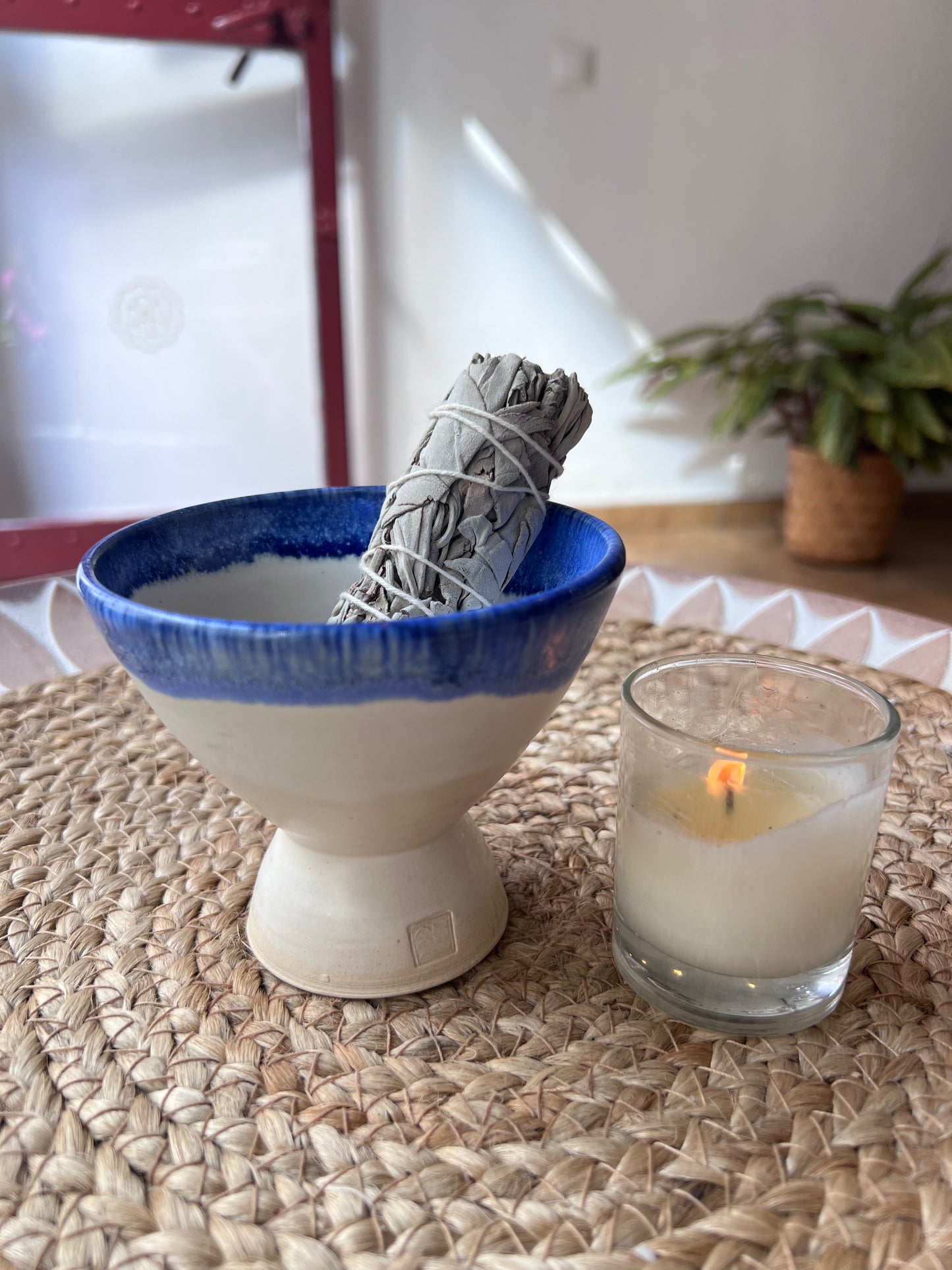 Copalera de cerámica decorada, acompañada de salvia