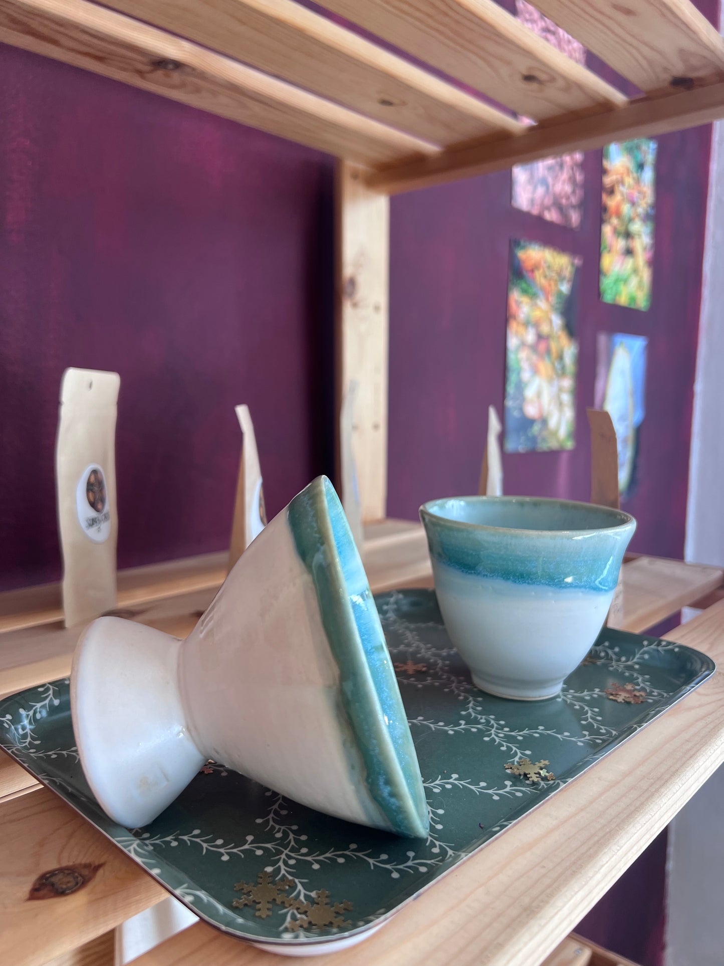 Copalera cerámica con taza a juego en fondo cálido