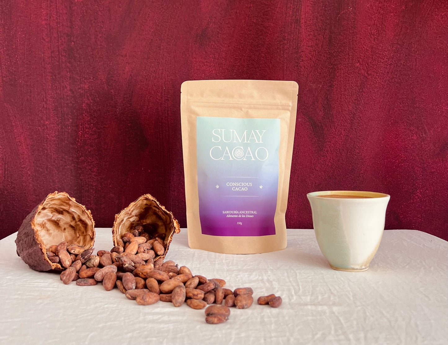 Pasta de cacao ceremonial en trozos, variedad Nacional de Ecuador, con taza y semillas.