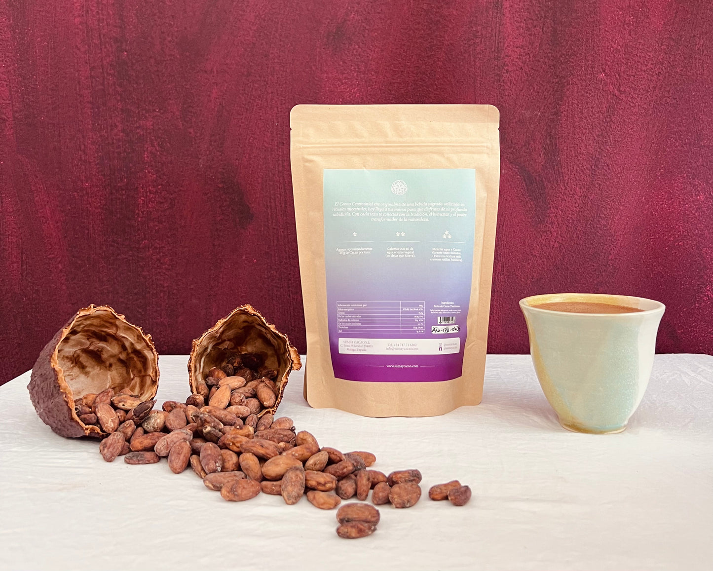 Pasta de cacao ceremonial, variedad Nacional de Ecuador, con taza y semillas.