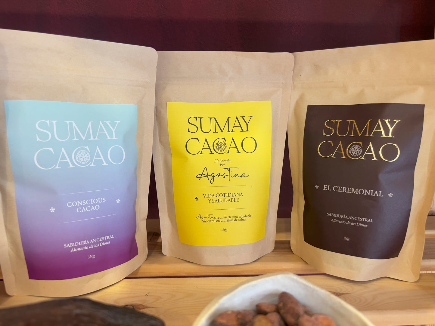 Paquetes de cacao de 350g sobre estante de madera