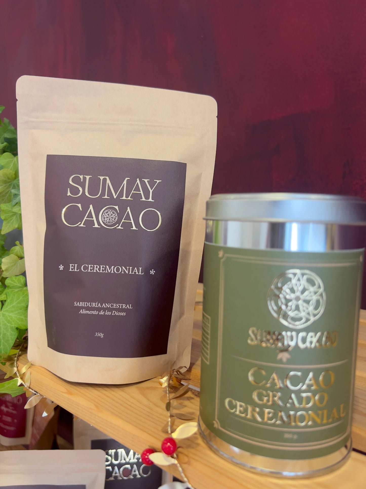 Paquete de 350g y lata de cacao ceremonial sobre estante madera