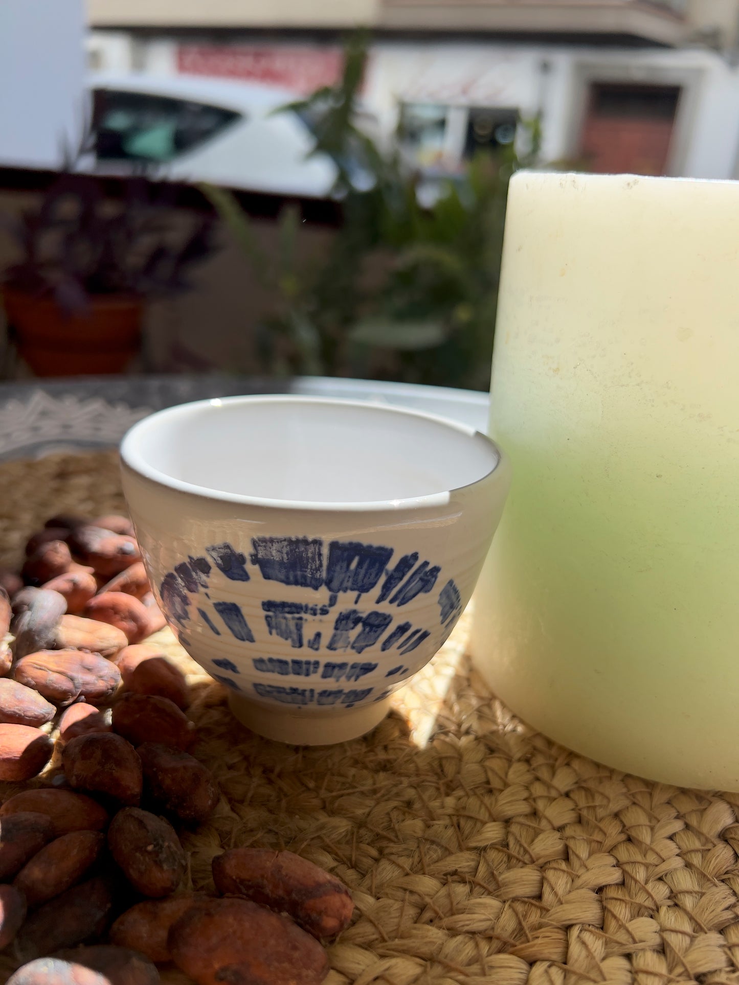 Taza de cerámica artesanal Tacita Abanico de 120 ml, hecha a mano por Isa Boyd, con esmalte en forma de abanico y tonos suaves. Ideal para rituales de cacao.