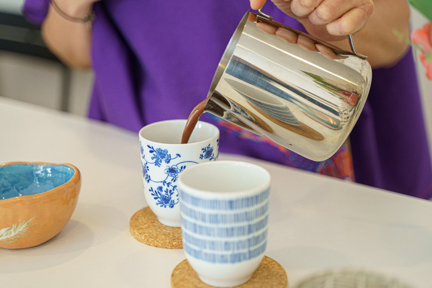Sirviendo cacao ceremonial puro, energía viva y presencia en cada taza.
