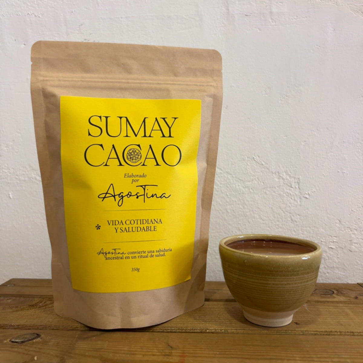Paquete de 350g Vida cotidiana y saludable de Sumay Cacao, con taza de cacao ceremonial sobre fondo neutro