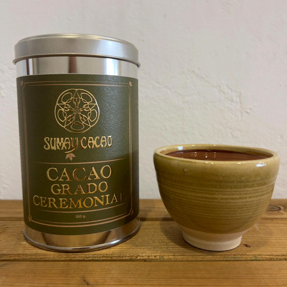 Lata edición limitada Cacao Ceremonial Sumay con taza, sobre fondo neutro