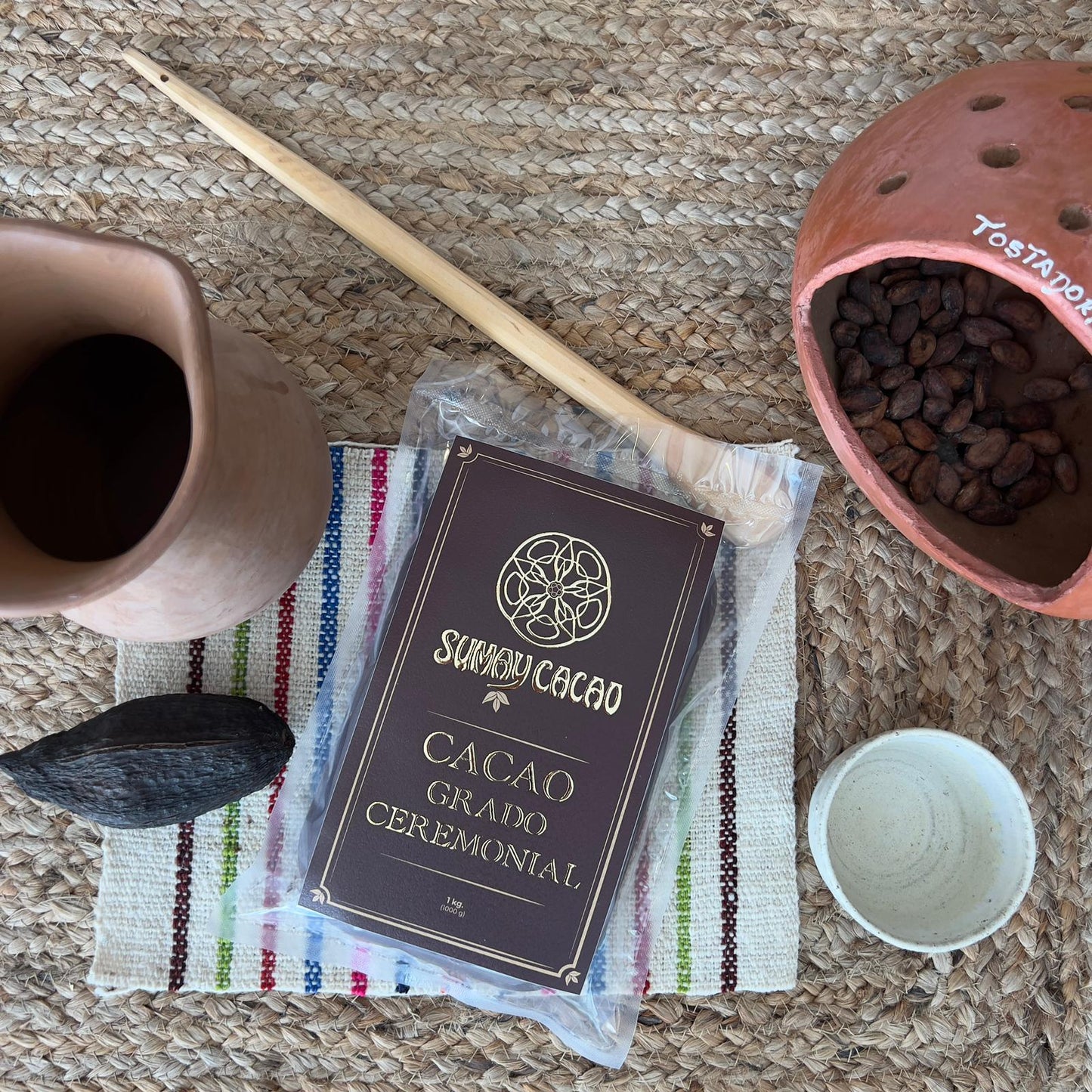 Bloque de cacao ceremonial con tostadora y utensilios – preparación artesanal del cacao