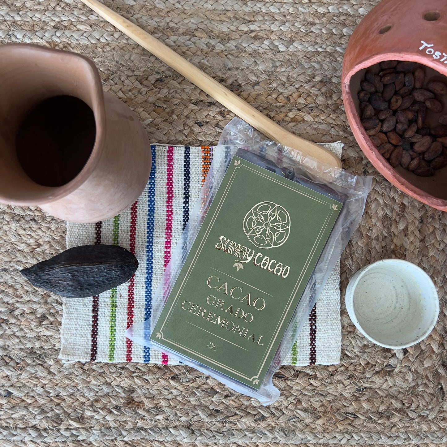 Bloque de cacao ceremonial con tostadora y jarra barro – preparación artesanal del cacao