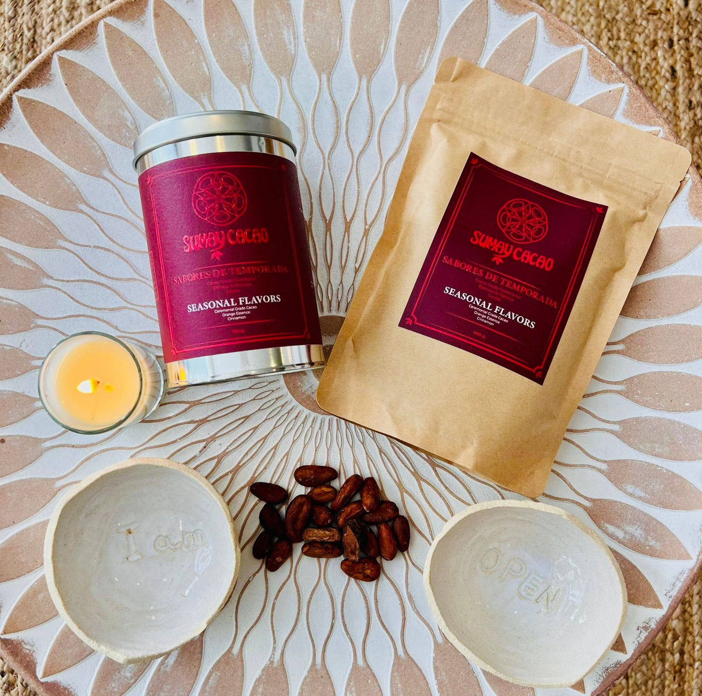 Paquete de cacao y lata con vela y semillas sobre mesa de madera