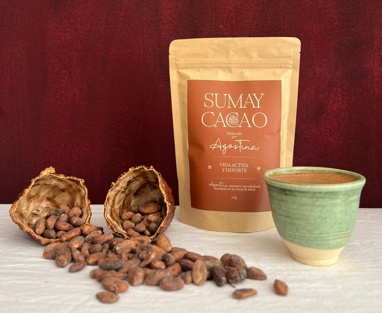Foto del paquete de 350 g con taza y semillas de cacao