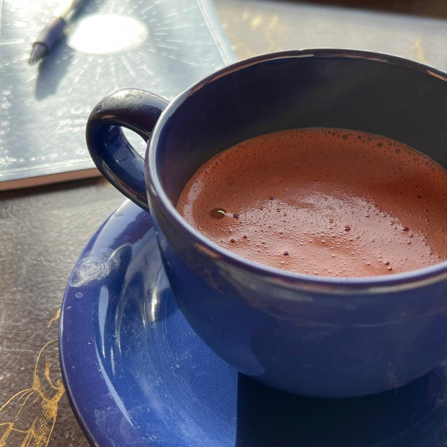 Taza con bebida de cacao sobre mesa, cacao ceremonial puro, Sumay Cacao