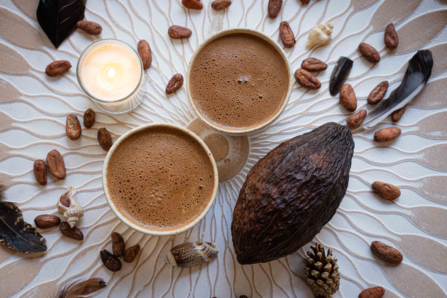 Cacao ceremonial servido, ritual ancestral con semillas y energía consciente.