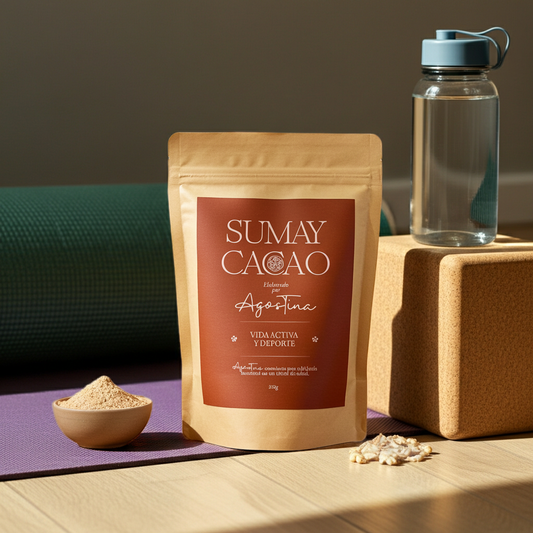 Cacao Vida Activa y Deporte de Sumay Cacao acompañado de esterilla y accesorios de yoga, bebida caliente y luz de la mañana; imagen que representa energía natural y bienestar para una vida activa.