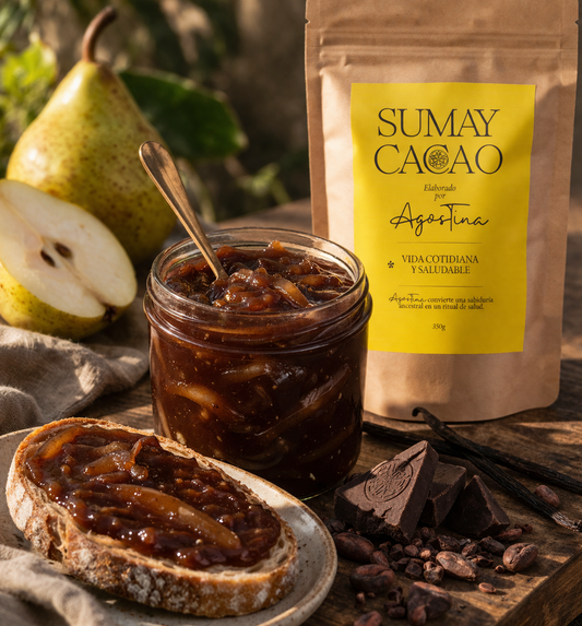 Mermelada de pera con cacao ceremonial en tarro, acompañada de tostada, peras frescas y cacao Sumay Vida Cotidiana en fondo cálido