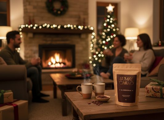 Tres personas en un salón acogedor con decoración navideña, compartiendo tazas de cacao ceremonial con alegría y calidez. Un paquete de regalo de Sumay Cacao sobre la mesa crea un ambiente festivo y tranquilo.