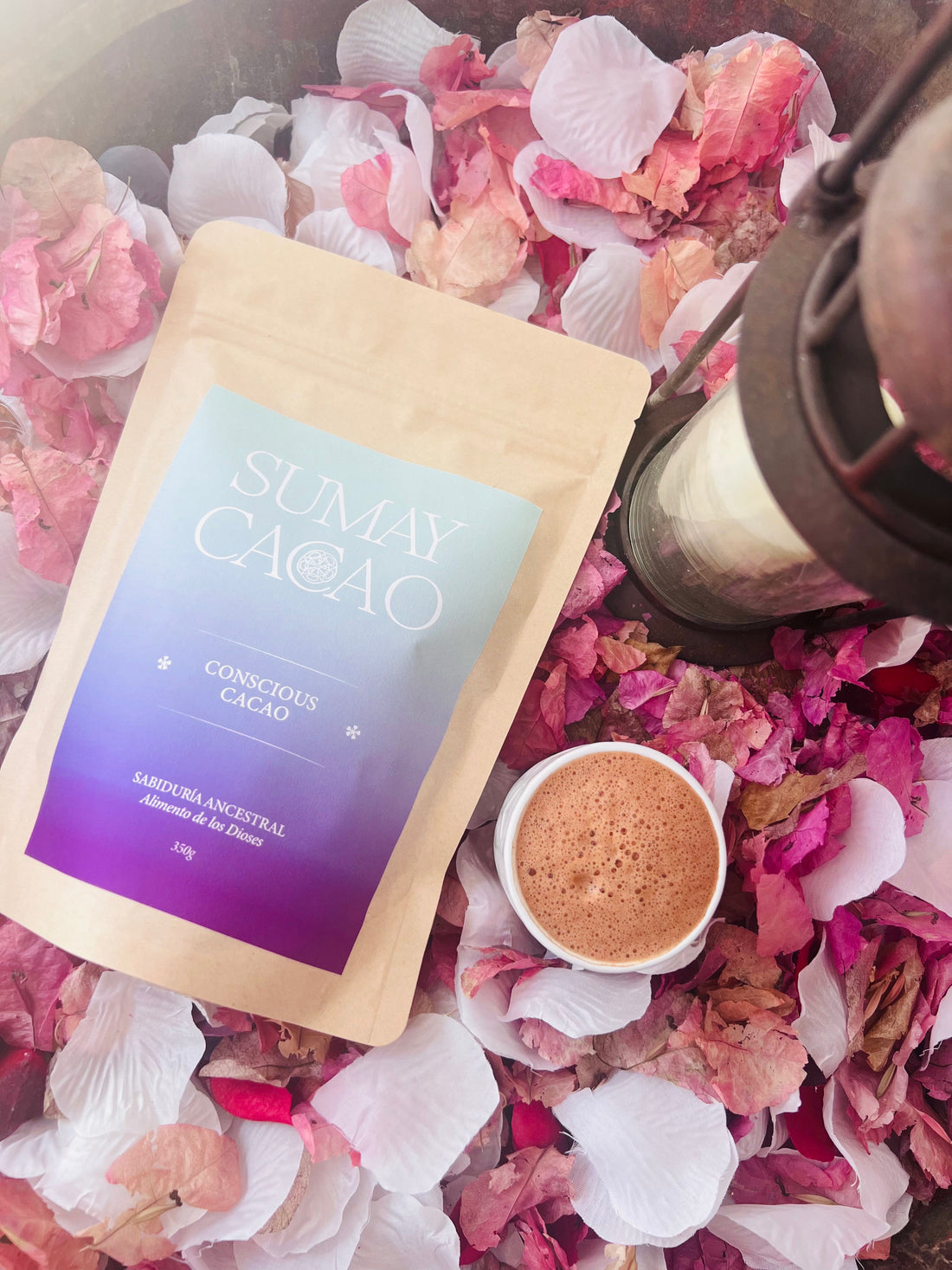 Paquete Conscious Cacao con taza de cacao y fondo pétalos de flores