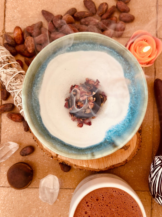 Copalera con semillas de cacao y elementos de limpieza energética