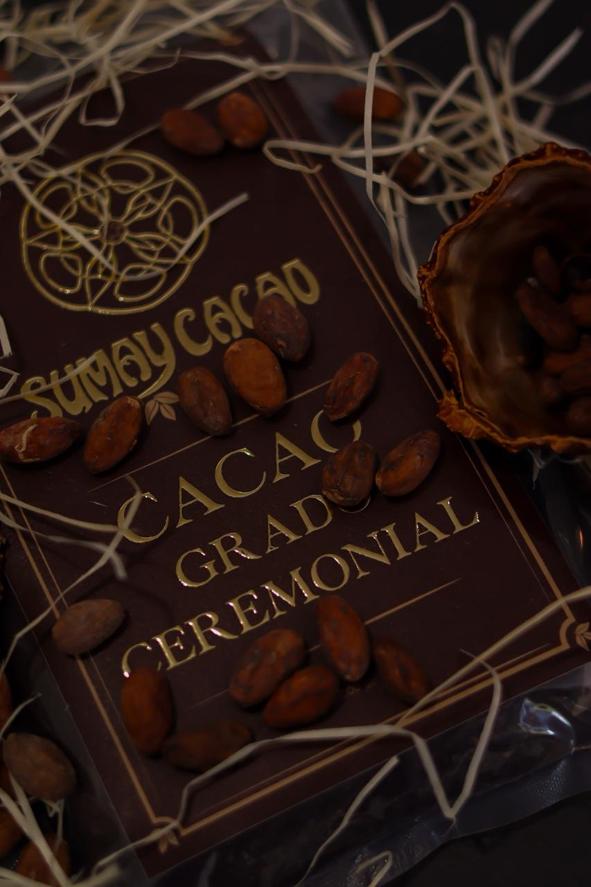 Pasta de cacao ceremonial puro, lista para preparar una bebida sagrada.