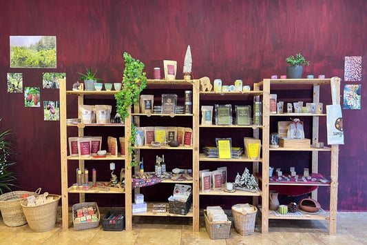 Rincón de la tienda física de Sumay Cacao en Ronda, con estantes de madera, cacao ceremonial y piezas artesanales, creado para transmitir calma, origen y cercanía.