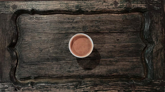 Cacao ceremonial servido en taza como bebida medicinal para el corazón.