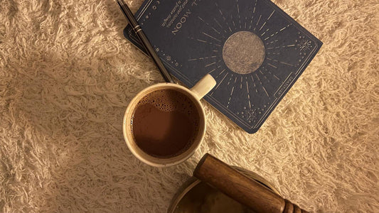 Momento de conexión en ritual diario de cacao ceremonial puro.