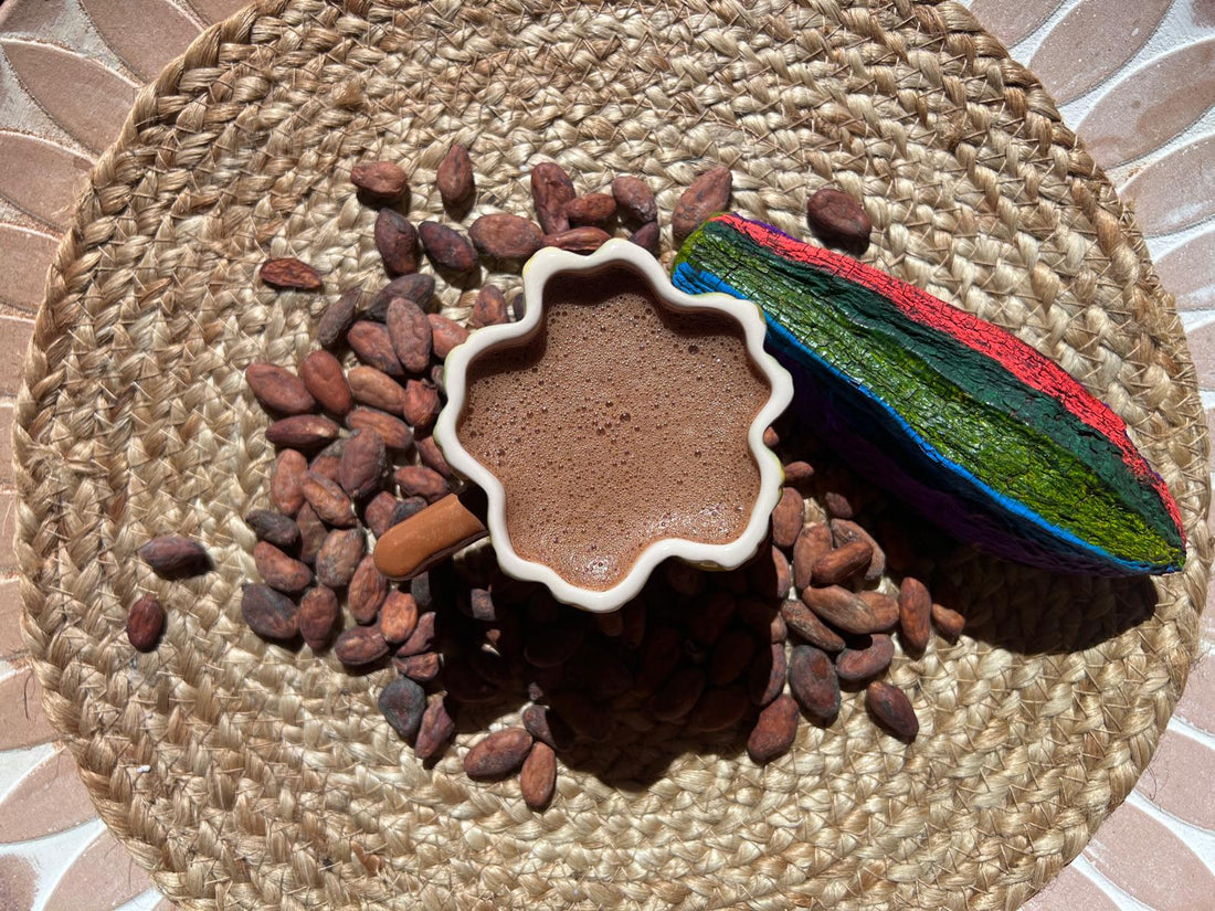 Taza de Cacao Kids con semillas, mezcla suave con leche de coco ideal para niños y familias.