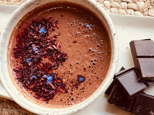 Cacao ceremonial servido en taza como bebida medicinal para el corazón.