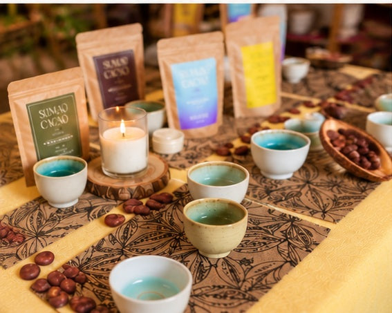Mesa preparada para una cata de cacao Sumay con diferentes cacaos 100 % puros