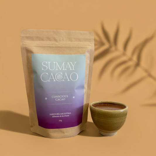 Bolsa de Conscious Cacao 350 g con taza, sobre fondo cálido con sombra natural.