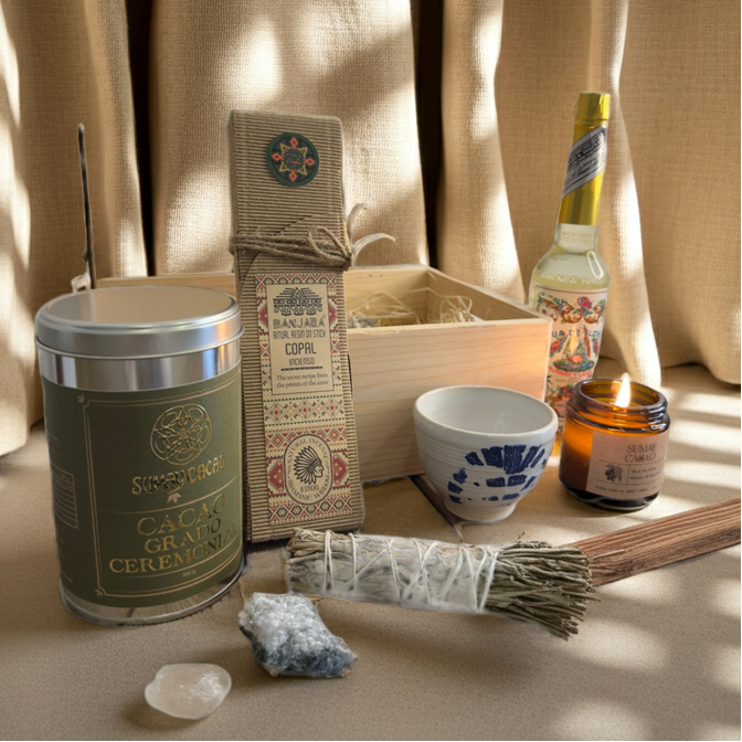 Ceremonial King Box de Sumay Cacao con cacao ceremonial, taza artesanal, vela encendida, copal, salvia, cuarzo y agua florida, presentada en un espacio ritual con luz natural y cortinas de lino.
