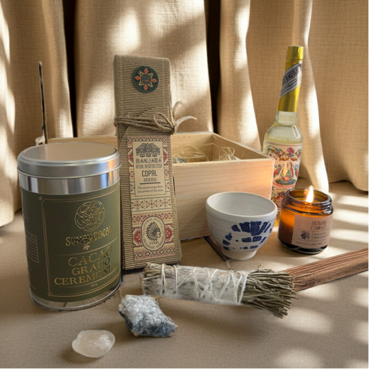 Ceremonial King Box de Sumay Cacao con cacao ceremonial, taza artesanal, vela encendida, copal, salvia, cuarzo y agua florida, presentada en un espacio ritual con luz natural y cortinas de lino.