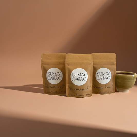Pack Ceremonial de 25 g de Sumay Cacao con tres sobres de cacao puro sobre fondo beige suave.