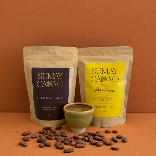 Dúo de cacao ceremonial Sumay Cacao 700 g, mezcla El Ceremonial y Vida Cotidiana, con taza de cacao y granos de cacao sobre fondo cálido.