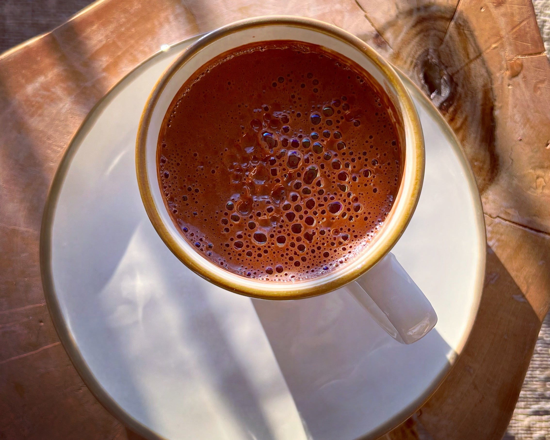 cacao ceremonial preparado en taza sobre superficie de madera ritual receta cacao Sumay