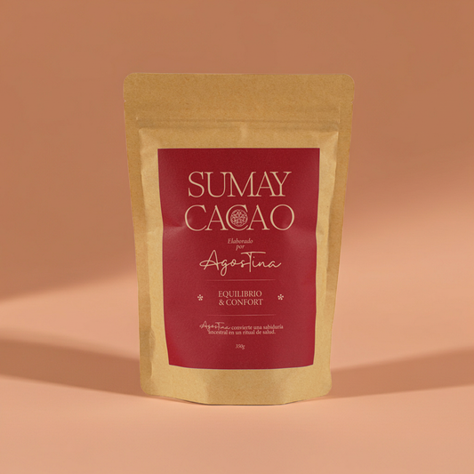 Bolsa de cacao ceremonial Sumay Cacao Equilibrio & Confort sobre fondo durazno con luz suave.