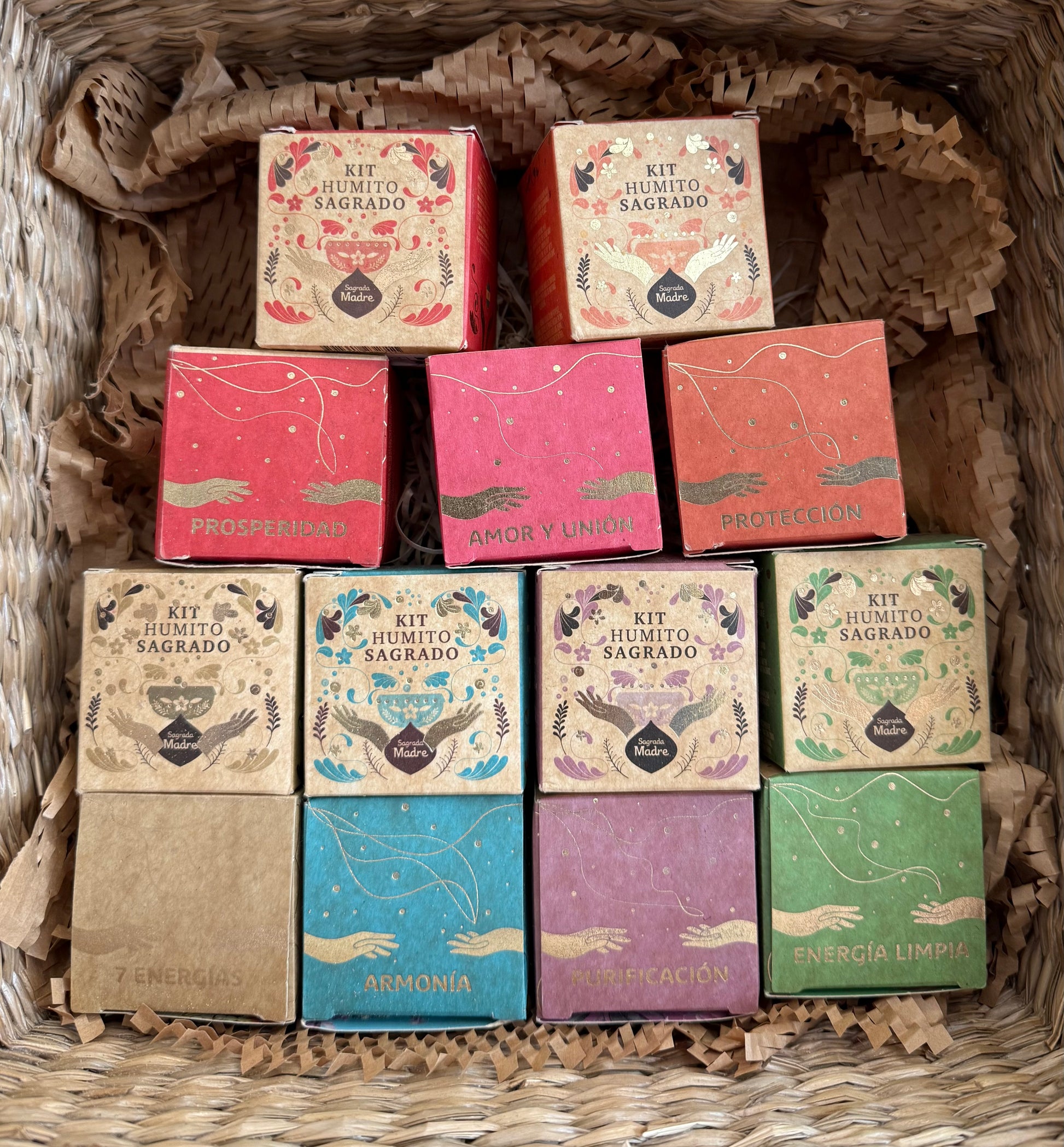 Cajas de sahumados artesanales con distintas intenciones de trabajo espiritual.