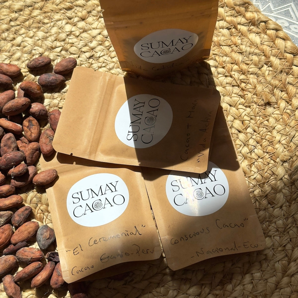 Sobres 25g de cacao ceremonial con semillas sobre fondo marrón