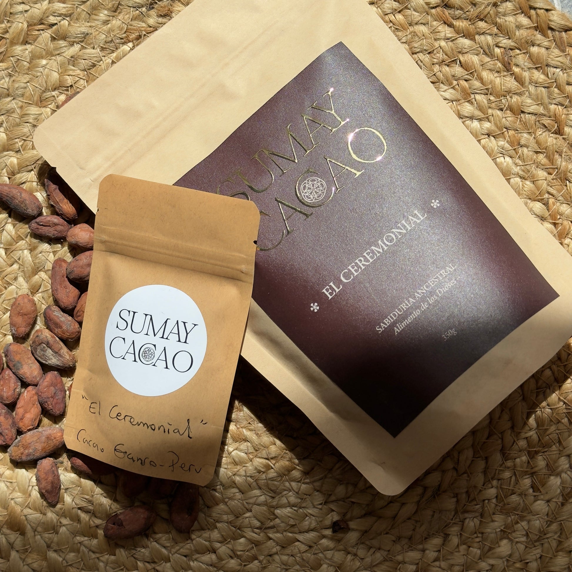 Paquete de cacao ceremonial sobre mesa de madera iluminada por luz solar.