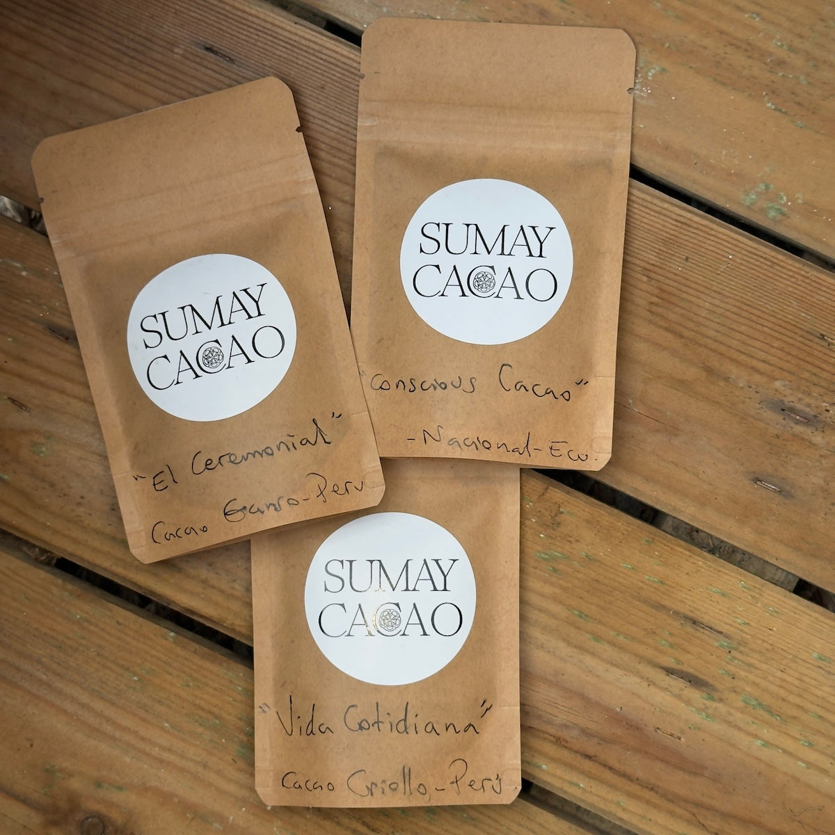 Sobres dosis 25g cacao ceremonial sobre estante de madera