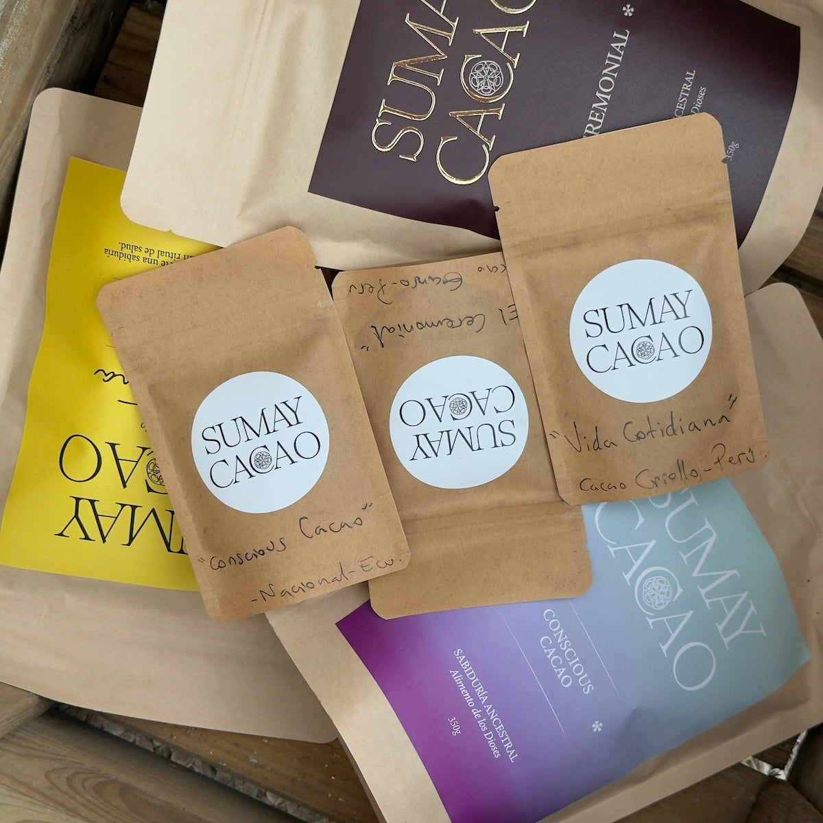 Paquetes de cacao ceremonial de diferentes tamaños y colores, Sumay Cacao