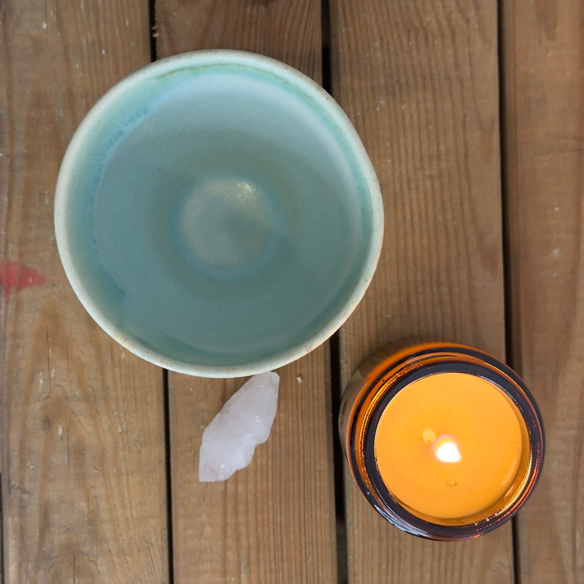 Diseño de taza minimalista hecha por Isa Boyd para Sumy cacao con fondo de madera, vela y cuarzo.